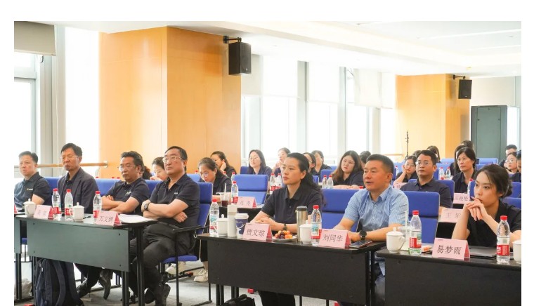 尊龙凯时集团召开2025战略峰会：锚定数据资产核心，擘画高质量发展新蓝图(图6)